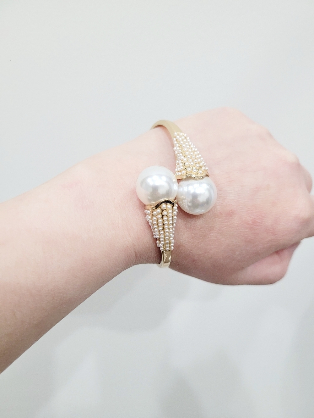 Brand New Gold Tone Mini Pearls Stainless Bangle Bracelet - Picture 3 of 8